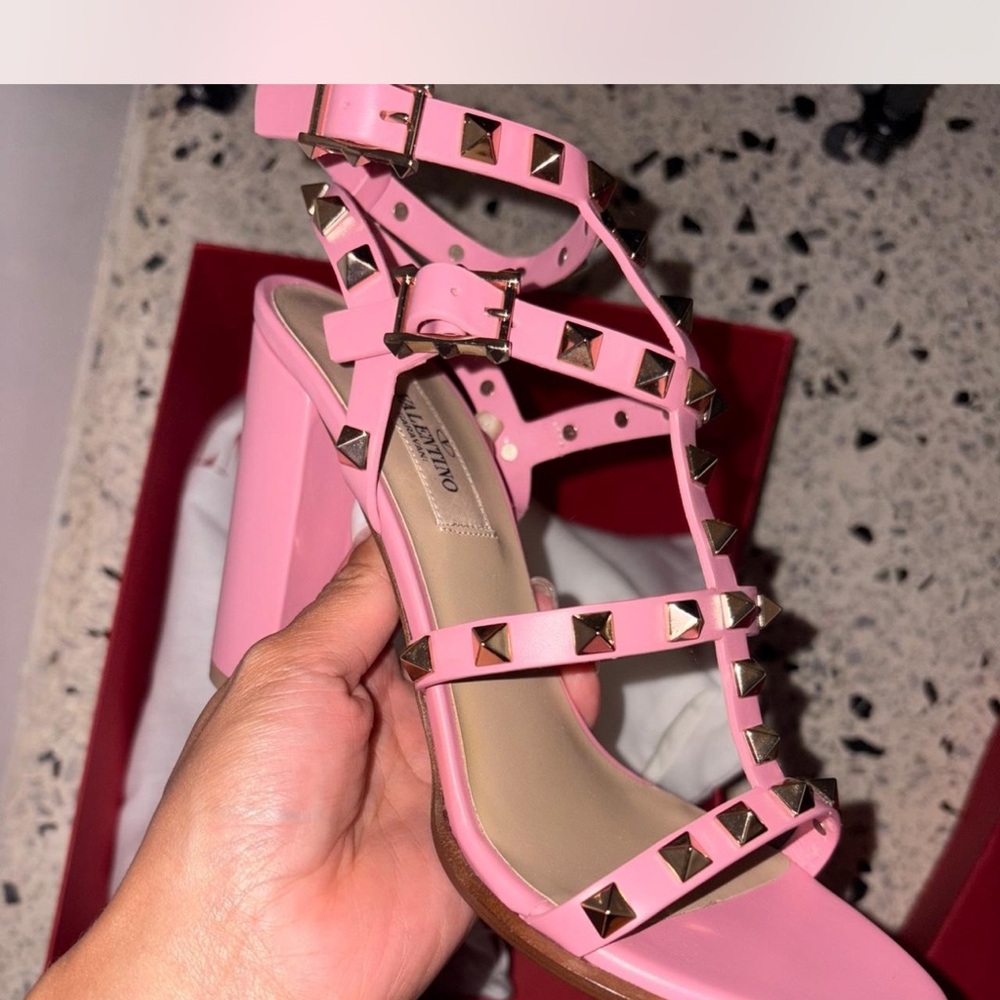 Valentino Pink Heeled Shoes with Elegant Design